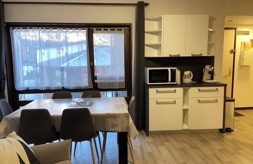 Villarodin-Bourget Apartamento | Enjoy a cozy n'est in the mountains with a view of the snow-capped mountains.