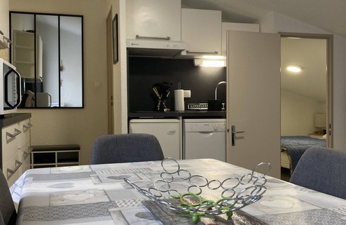 Villarodin-Bourget Apartamento | Enjoy a cozy n'est in the mountains with a view of the snow-capped mountains.