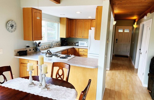 Grayland Casa | Enjoy a great house with everything - 2 minute walk to beach down private path