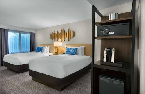 Milpitas Hotel | Enjoy a Hassle-Free Stay! w/ Outdoor Pool, Close to Crescent Village Garden!