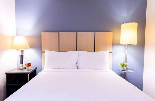 Waukegan Complejo | Enjoy a Hassle-Free Stay, Parking, Kitchen, Pet-Friendly Property