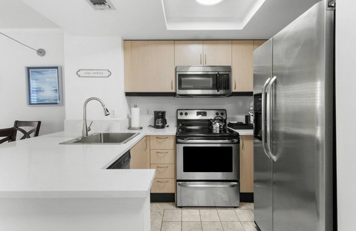 Coconut Grove Hotel | Enjoy a Hassle-Free Stay! 4 Convenient Units, Pool, Kitchen, Near Coco Walk