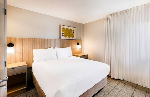 Exchange Place North Hotel | Enjoy a Hassle-Free Stay! 2 Posh Units, Near J. Owen Grundy Park, Pet-Friendly
