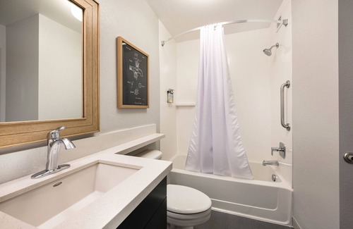 Exchange Place North Hotel | Enjoy a Hassle-Free Stay! 2 Posh Units, Near J. Owen Grundy Park, Pet-Friendly