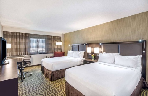 Los Angeles Complejo | Enjoy a Hassle-Free Stay! 2 Relaxing Units, Pet-Friendly, Airport Shuttle!