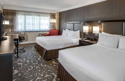 Los Angeles Complejo | Enjoy a Hassle-Free Stay! 2 Relaxing Units, Pet-Friendly, Airport Shuttle!