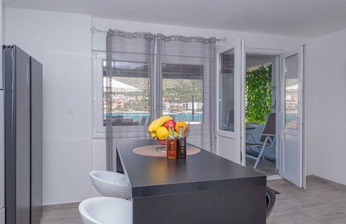 Grebastica Casa | Enjoy a Holiday Home Family Fun with Sea View right on the beach, Pet Friendly