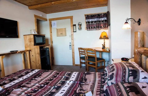 Rice Lake Cabina | Enjoy a lakeview sunset in Room 6 No Pet-The Bear's Den- Curriers Lakeview Lodge