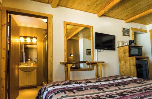 Rice Lake Cabina | Enjoy a lakeview sunset in Room 6 No Pet-The Bear's Den- Curriers Lakeview Lodge
