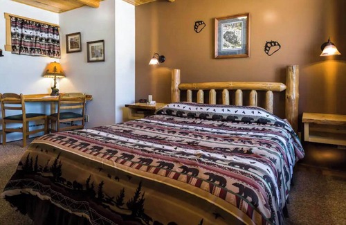Rice Lake Cabina | Enjoy a lakeview sunset in Room 6 No Pet-The Bear's Den- Curriers Lakeview Lodge