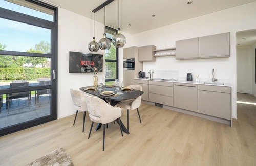 Workum Casa | Enjoy a luxurious 4-person villa near the water, with two bedrooms, two bathrooms and a sunny garden with lounge set.