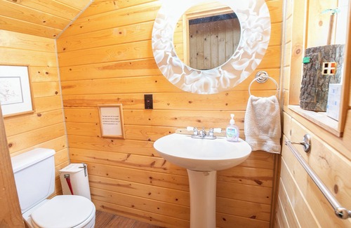Weston Cabina | ¡Disfruta de nuestra gran cabaña de troncos para tu escapada a la montaña!