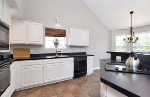 Fort Worth Casa | Enjoy a nice home with a beautiful garden.