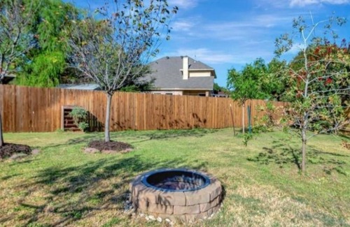 Fort Worth Casa | Enjoy a nice home with a beautiful garden.