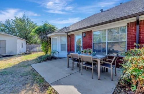 Fort Worth Casa | Enjoy a nice home with a beautiful garden.