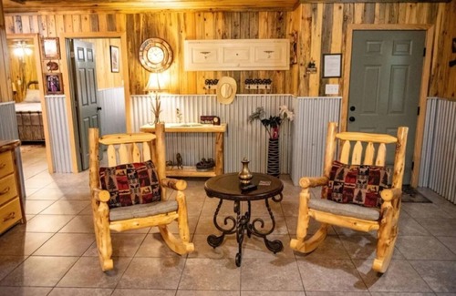 Lindale Cabina | Enjoy a Peaceful and Relaxing Stay Here at the Leanin Tree!