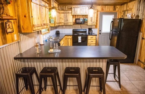 Lindale Cabina | Enjoy a Peaceful and Relaxing Stay Here at the Leanin Tree!