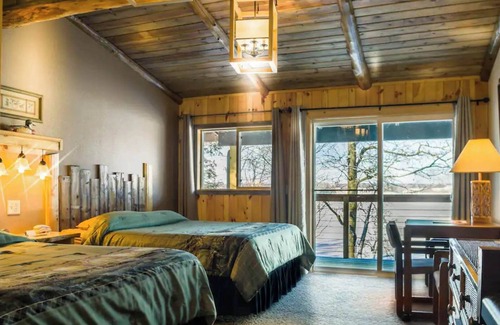 Rice Lake Cabina | Enjoy a quiet stay on the lake in Room 19 - The Wood Duck Room - Curriers Lakeview