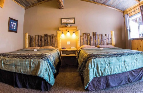 Rice Lake Cabina | Enjoy a quiet stay on the lake in Room 19 - The Wood Duck Room - Curriers Lakeview