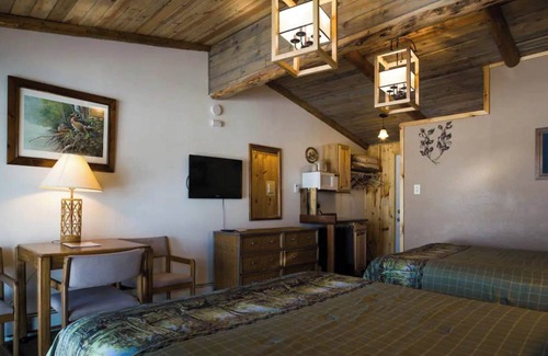 Rice Lake Cabina | Enjoy a quiet stay on the lake in Room 19 - The Wood Duck Room - Curriers Lakeview