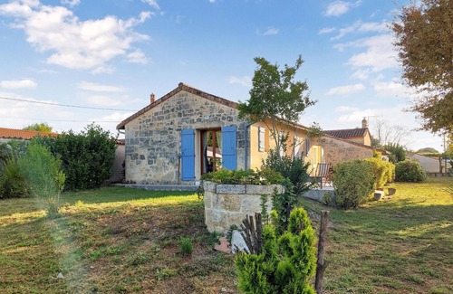 Ambares-et-Lagrave Casa | Enjoy a relaxing vacation in this vacation home on the lake.