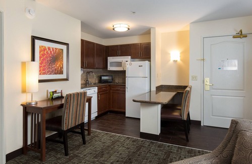 Maumee Condominio | Enjoy a relaxing stay in Maumee | King Suite Near Bowling Green State University