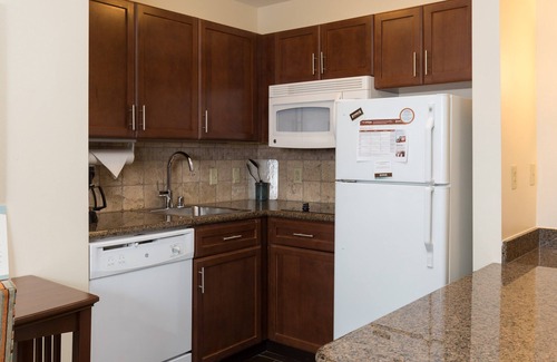 Maumee Condominio | Enjoy a relaxing stay in Maumee | King Suite Near Bowling Green State University