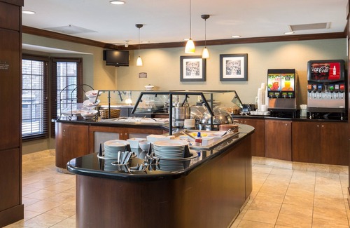 Maumee Condominio | Enjoy a relaxing stay in Maumee | King Suite Near Bowling Green State University
