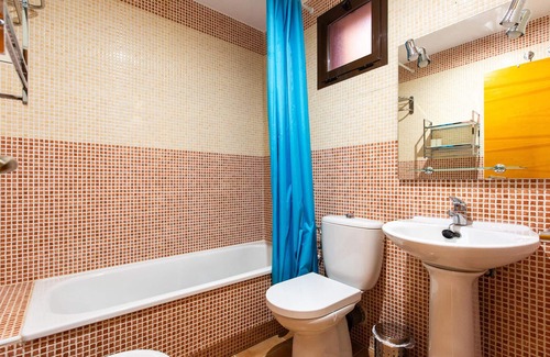Los Geraeos Apartamento | Enjoy a relaxing vacation in this terraced house with communal pool.