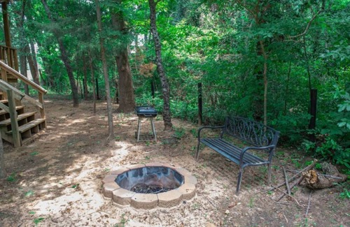 Lindale Cabina | Enjoy a Rustic Chic Cabin in East TX!