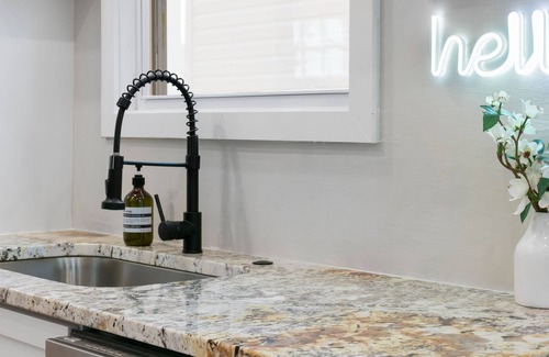 Hazel Park Casa | Enjoy a stay in this stylish 2 bedroom 1 bath home in Hazel Park