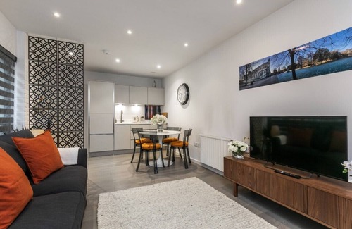 Winchester Apartamento | Enjoy a stylish experience at this centrally-located city flat.