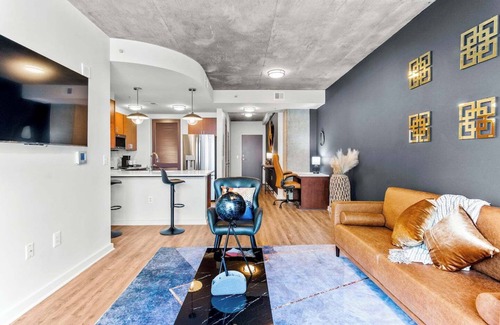 Midtown Apartamento | Enjoy a stylish experience! This is a great location for anyone who is looking to relax and enjoy what the city has to offer.
