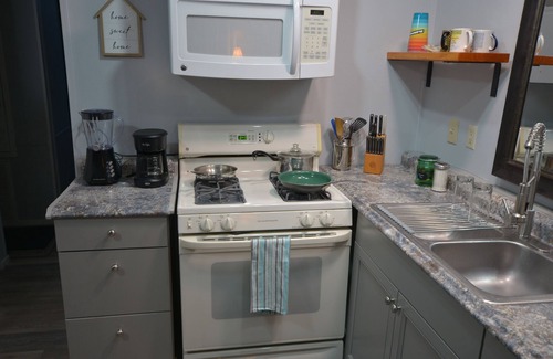Salt Springs Cabina | Enjoy a view of Little Lake Kerr while sipping your coffee!