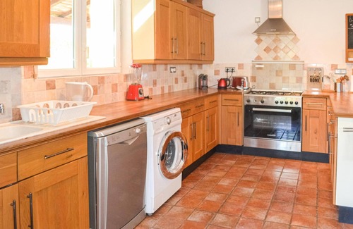 Velines Casa | Enjoy a wonderful time in this inviting vacation home in an idyllic location.