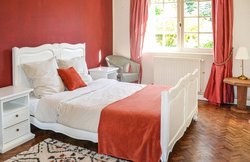 Velines Casa | Enjoy a wonderful time in this inviting vacation home in an idyllic location.