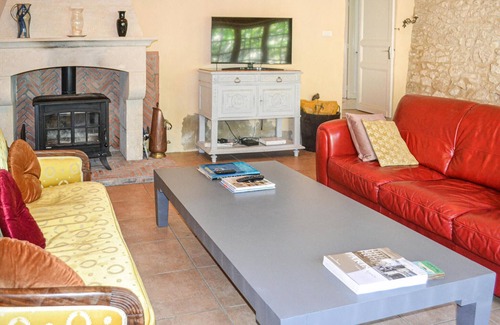 Velines Casa | Enjoy a wonderful time in this inviting vacation home in an idyllic location.
