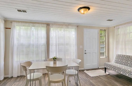 Lakeshore South Casa | Enjoy a wonderful & warm experience at this centrally-located place