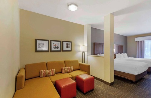 Loveland Hotel | Enjoy Adventure at 4 Family-Friendly Suites Near Chapungu Sculpture Park