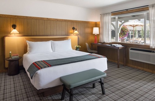 Jackson Hotel | Enjoy All-Season Pool & Live Music at Retro Wyoming Lodge Near Jackson Hole