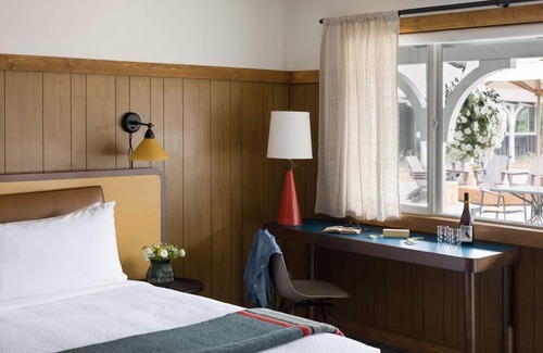Jackson Hotel | Enjoy All-Season Pool & Live Music at Retro Wyoming Lodge Near Jackson Hole