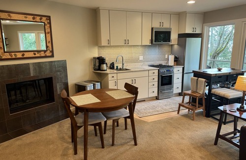 Hawthorne Hills Apartamento | Enjoy all the comforts of home in a safe, wooded area of NE Seattle, close to UW