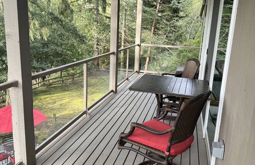 Hawthorne Hills Apartamento | Enjoy all the comforts of home in a safe, wooded area of NE Seattle, close to UW