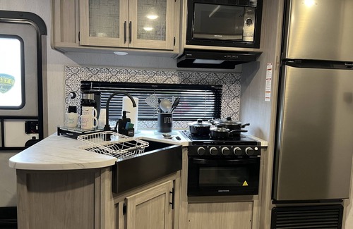 Bayshore Gardens Casa | ROXY’S VILLAGE I
