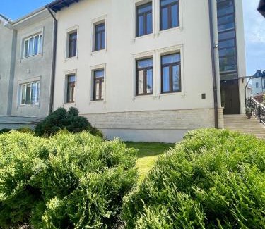 Cluj-Napoca Apartamento | Enjoy Apartments - Spacious Retreat in our Villa