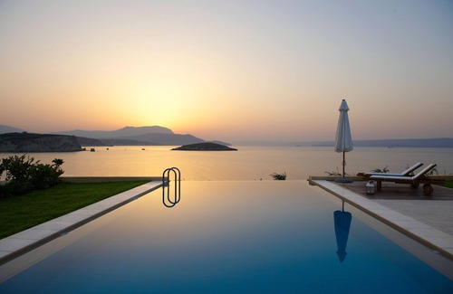 Plaka Villa | ¡Disfruta de impresionantes puestas de sol desde la mejor piscina infinita!