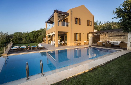 Plaka Villa | ¡Disfruta de impresionantes puestas de sol desde la mejor piscina infinita!