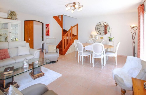 Morieres-les-Avignon Casa | Enjoy comfort, good facilities and space in this beautiful vacation home with swimming pool.