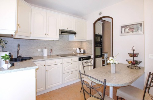 Morieres-les-Avignon Casa | Enjoy comfort, good facilities and space in this beautiful vacation home with swimming pool.