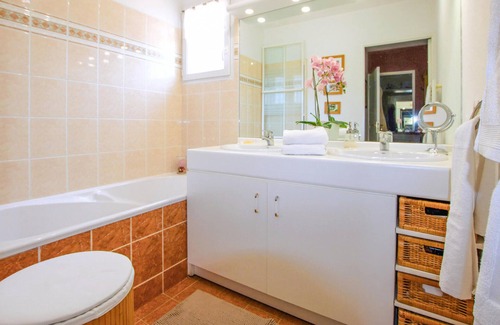 Morieres-les-Avignon Casa | Enjoy comfort, good facilities and space in this beautiful vacation home with swimming pool.